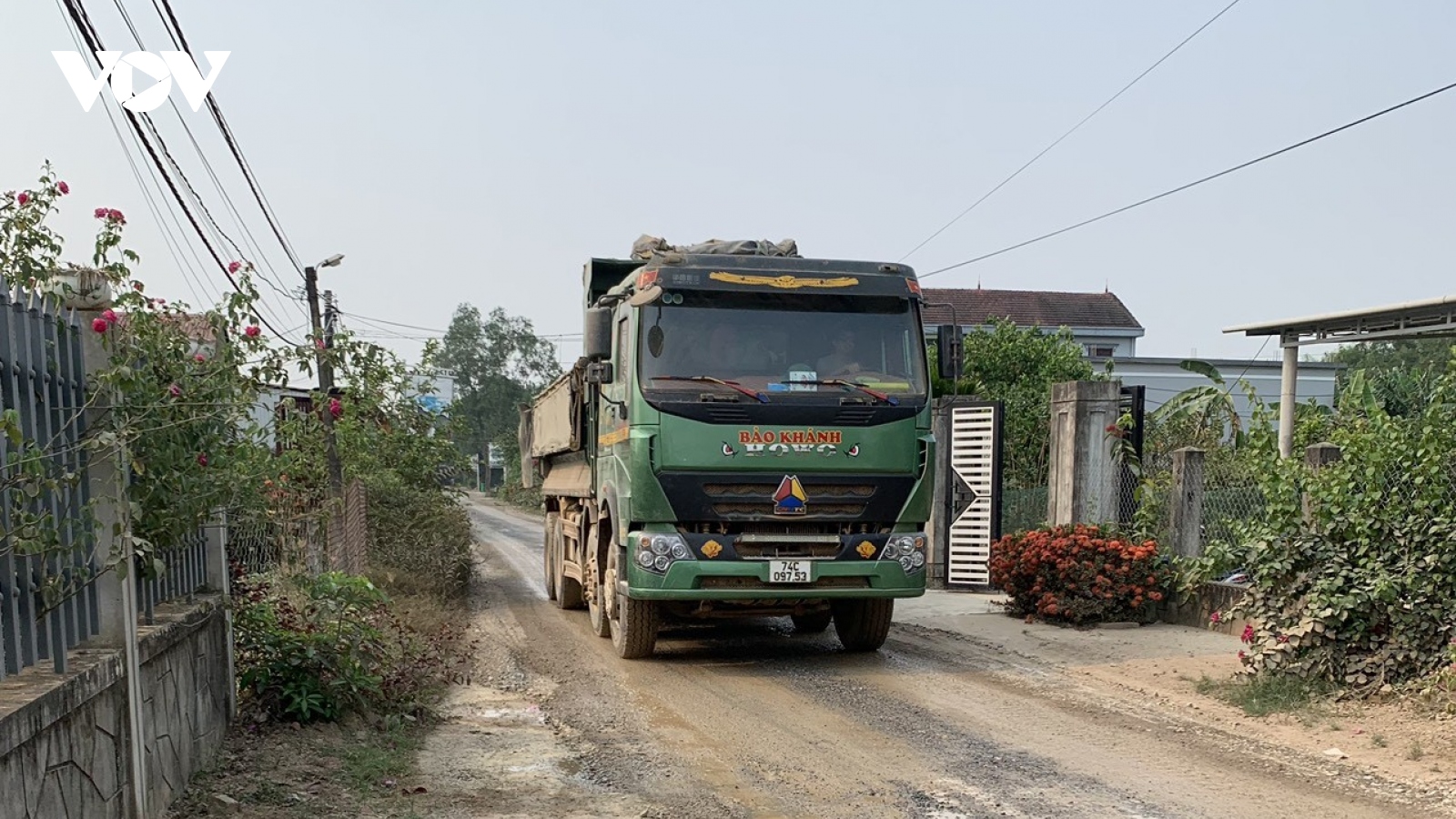 Vì sao dân nhiều lần chặn xe đơn vị thi công cao tốc Vạn Ninh-Cam Lộ?