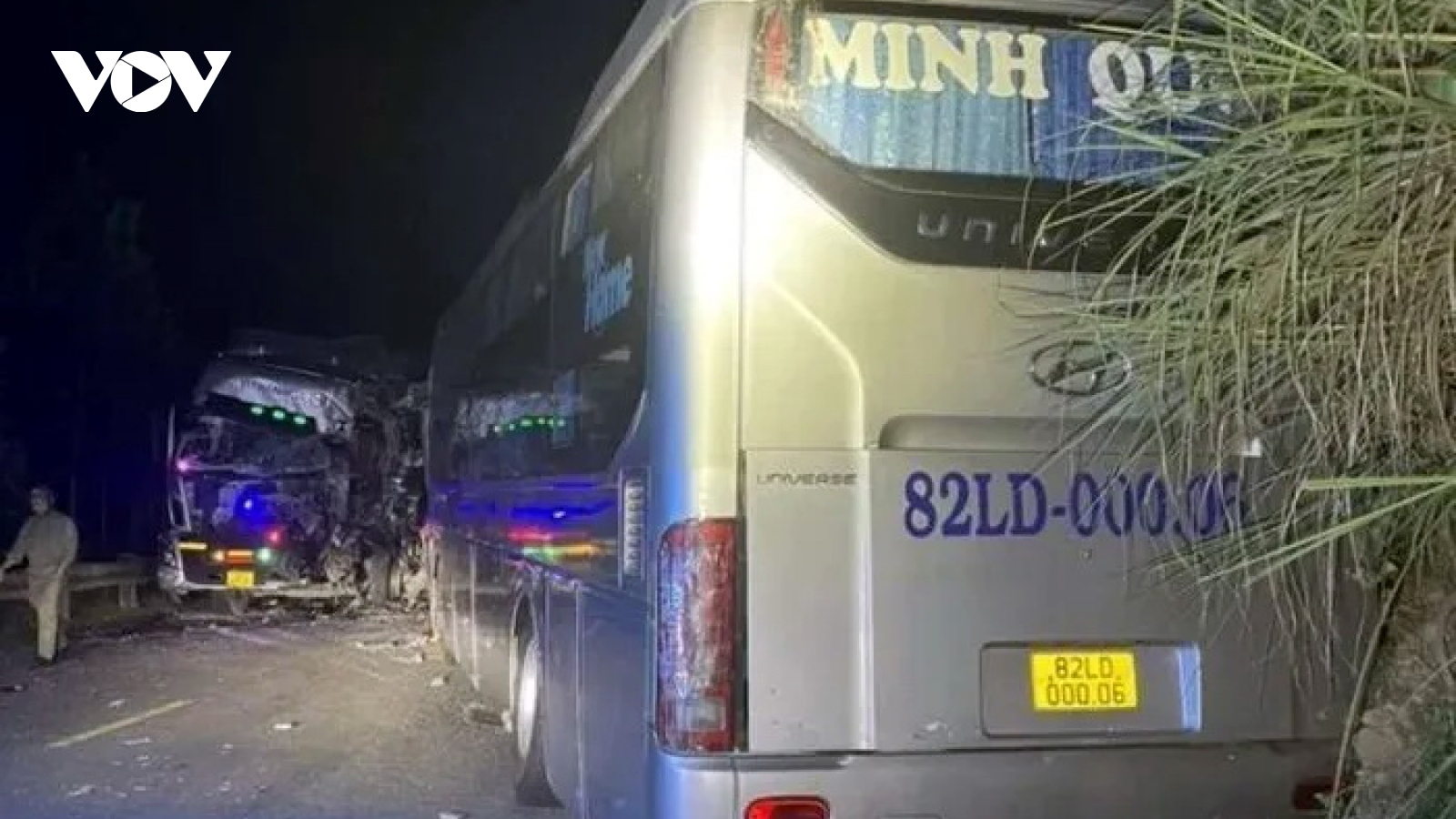 Xe tải và xe khách đấu đầu khiến 1 tài xế tử vong