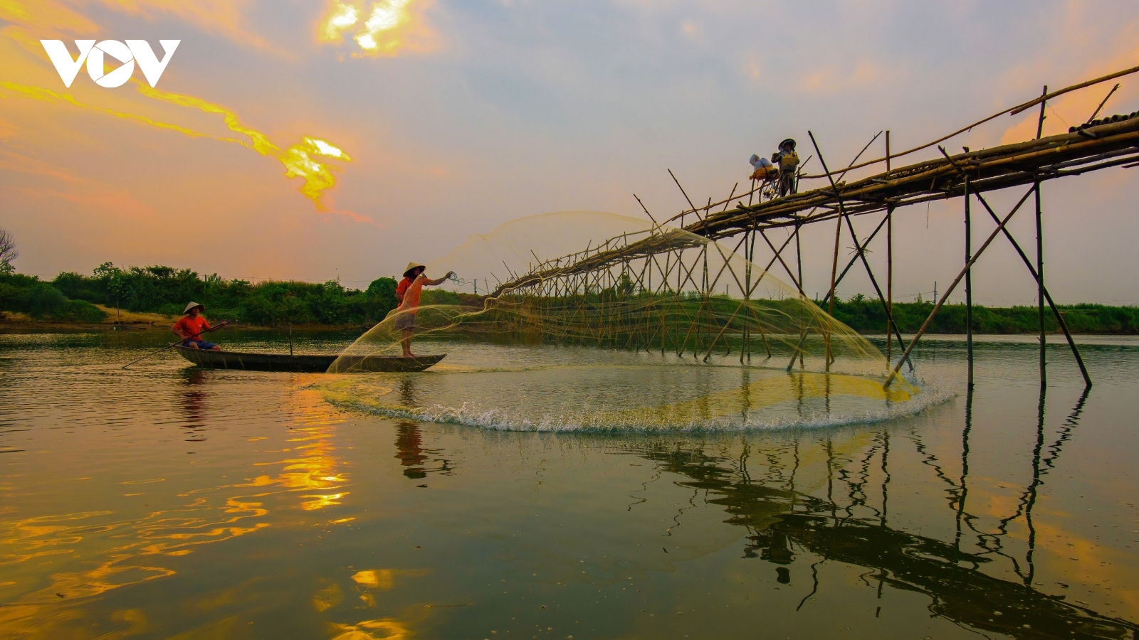 Nét đẹp bình yên bên cây cầu tre thôn Cẩm Đồng