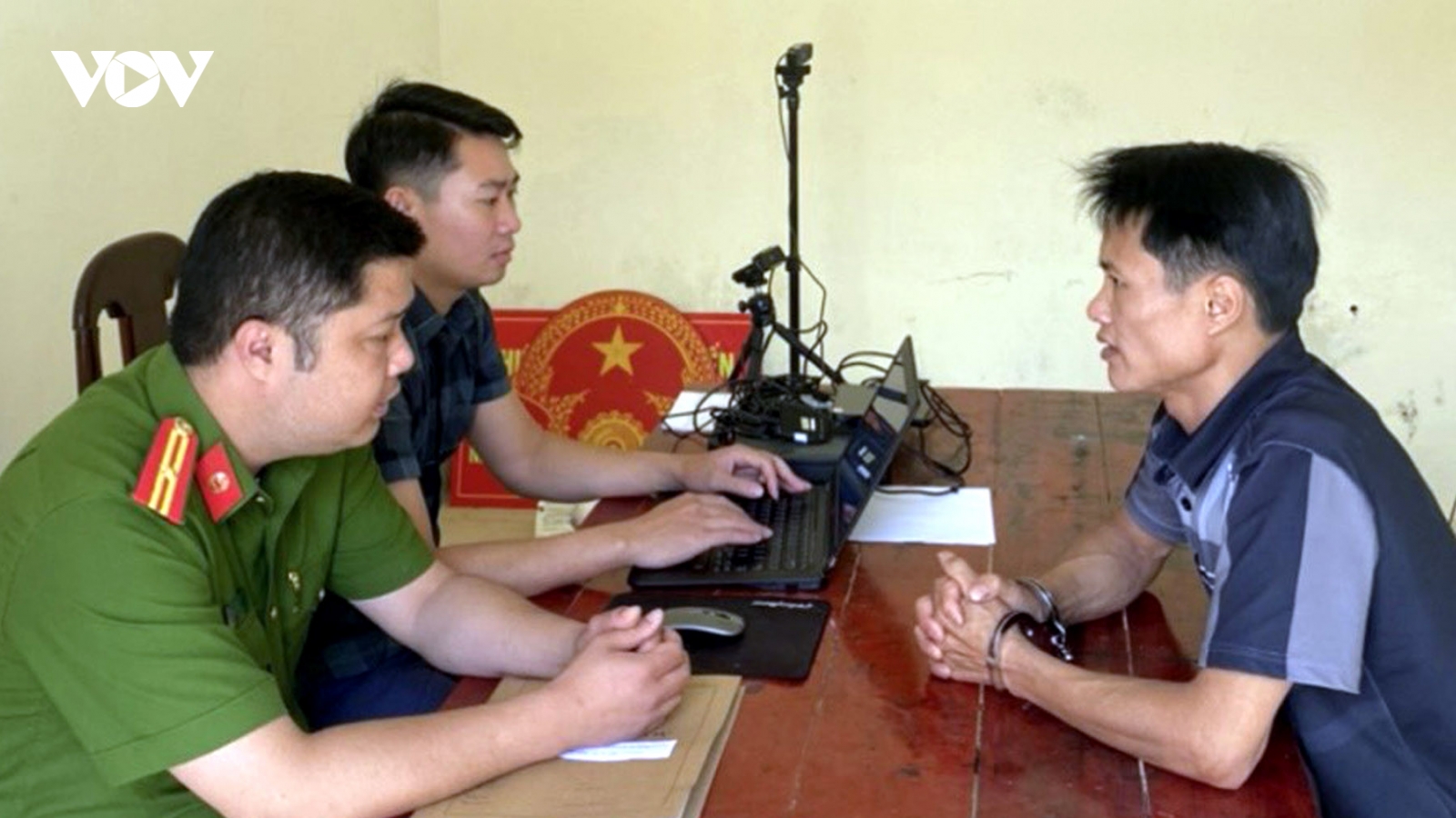 Bực vì tin đồn vợ ngoại tình, chồng cầm dao bầu làm náo loạn UBND huyện