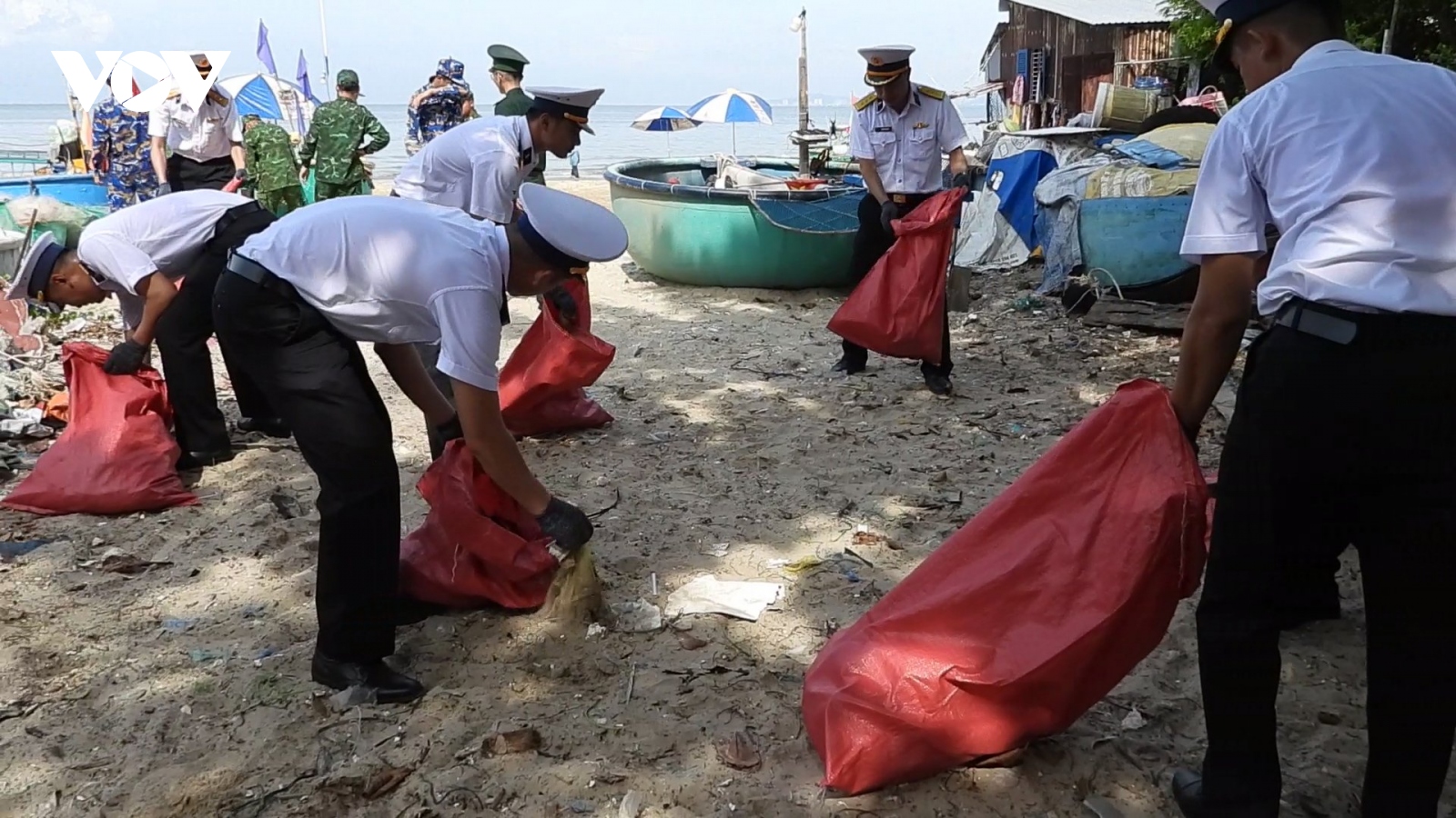 Chiến dịch tình nguyện “Hành quân xanh” cùng chung tay gỡ thẻ vàng thủy sản