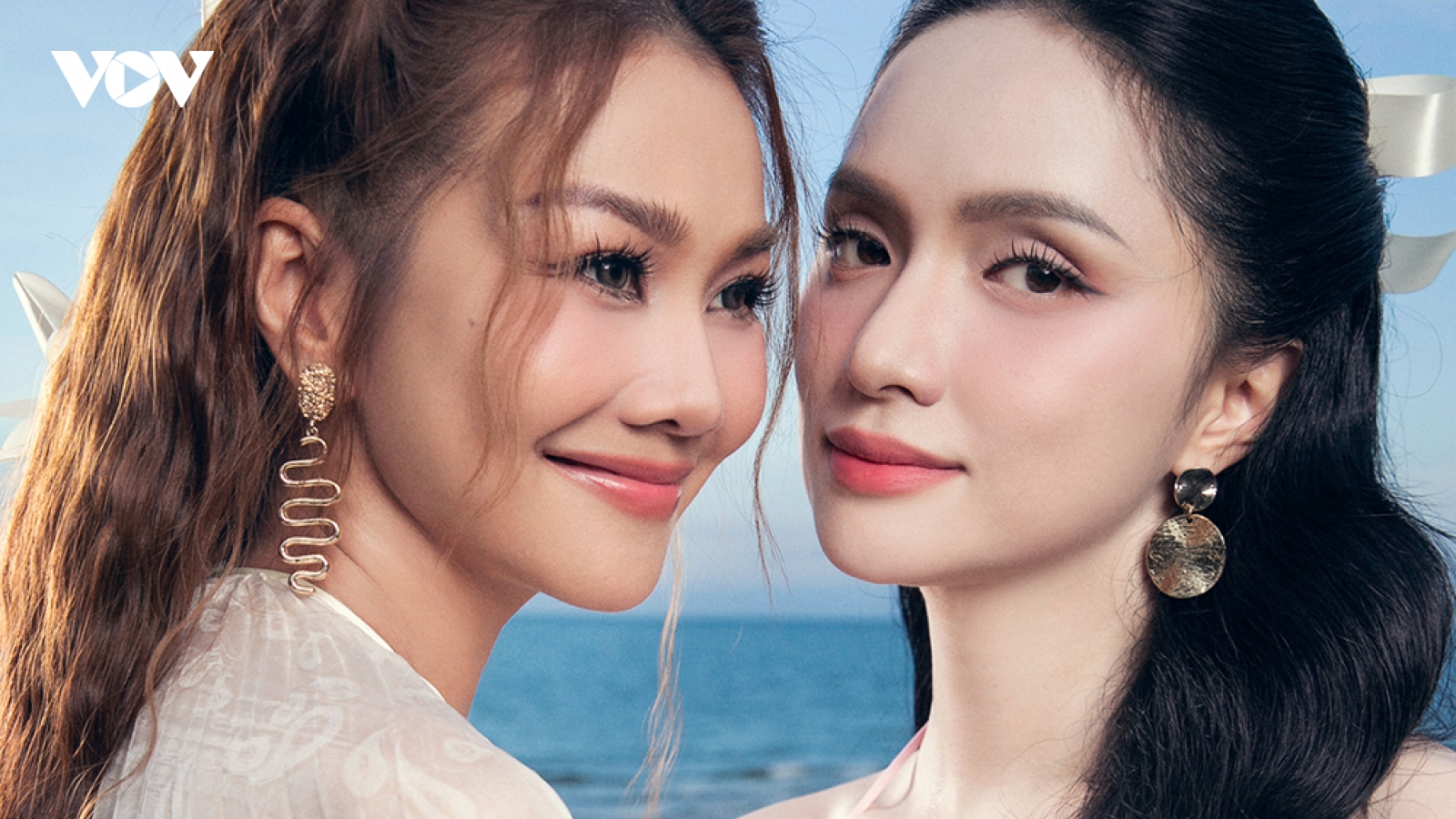 Thanh Hằng diện váy xuyên thấu, Hương Giang khoe lưng trần