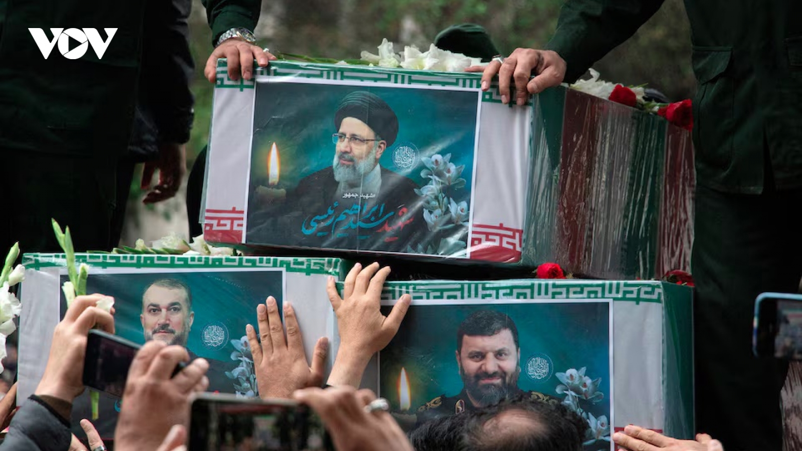 Cận cảnh đám tang Tổng thống Iran Raisi, đông đảo người dân đau buồn tưởng nhớ