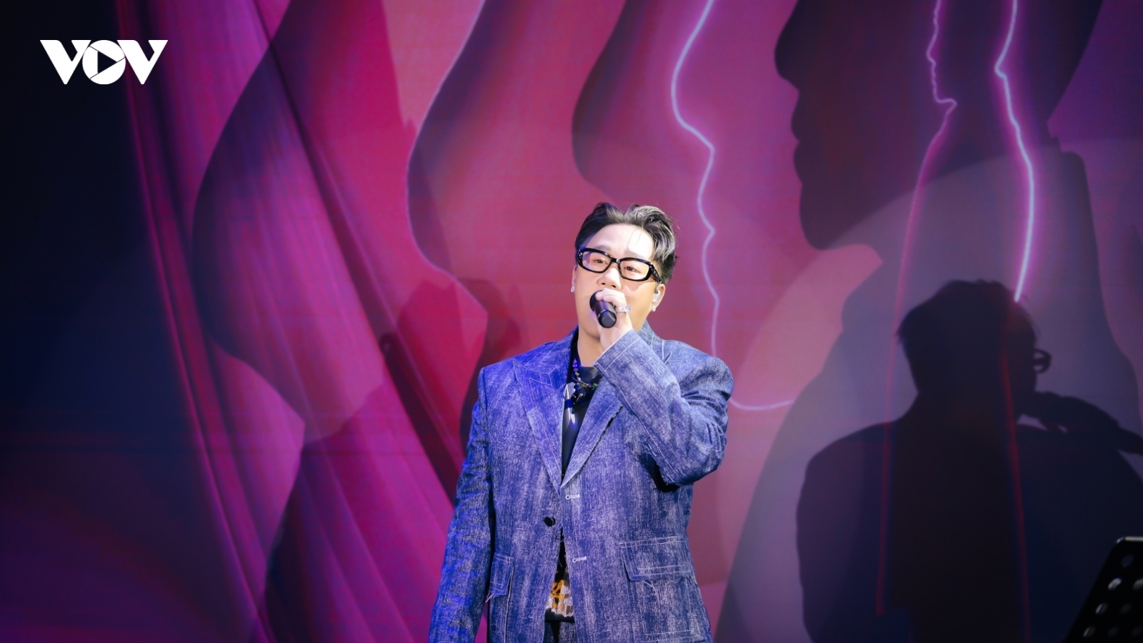 Trung Quân “đọ giọng” diva Mỹ Linh, Hồ Quỳnh Hương trong Live Concert 1689