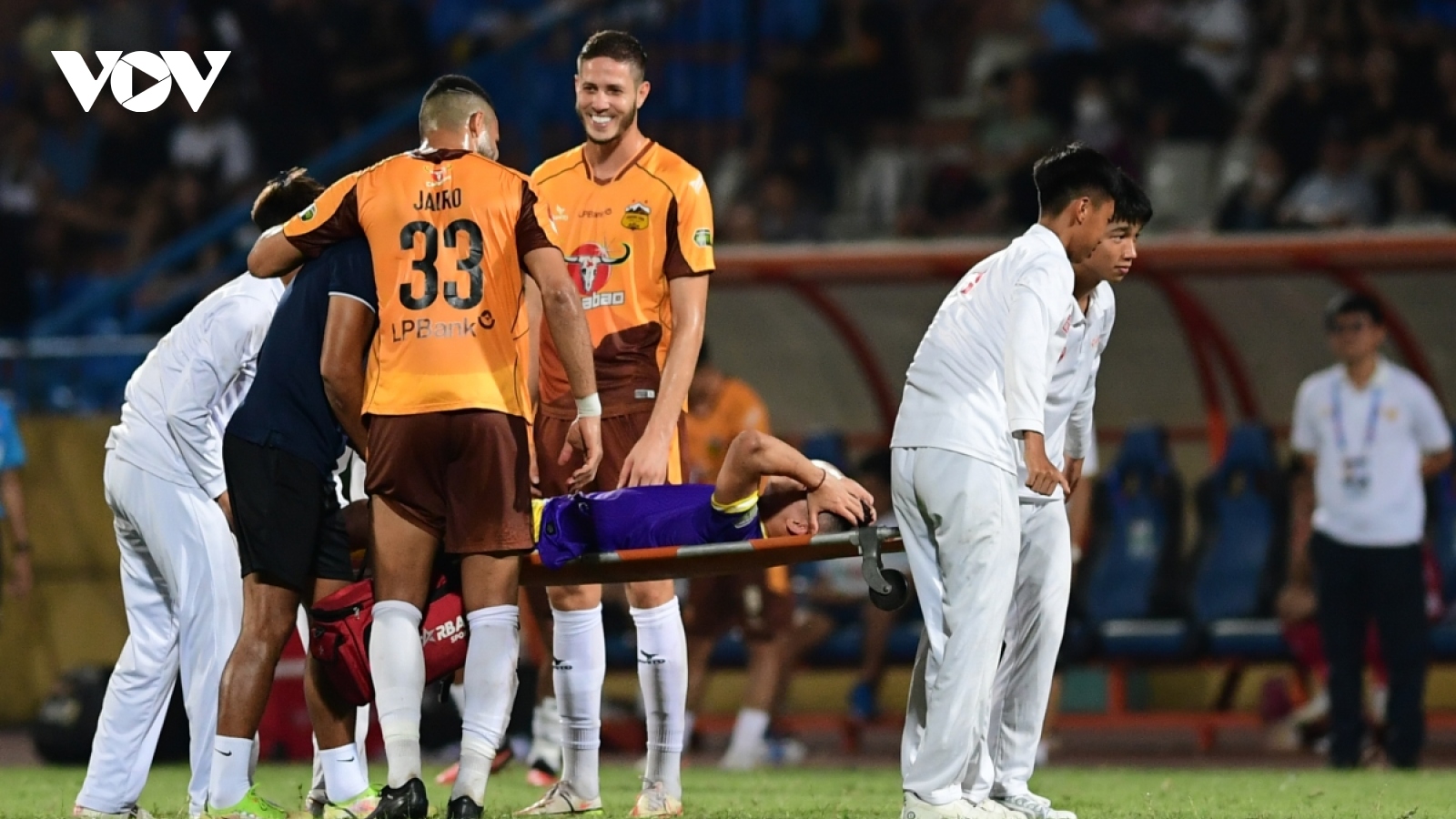 Ngoại binh HAGL cười khó hiểu khi dàn sao Hà Nội FC “la liệt” nằm sân
