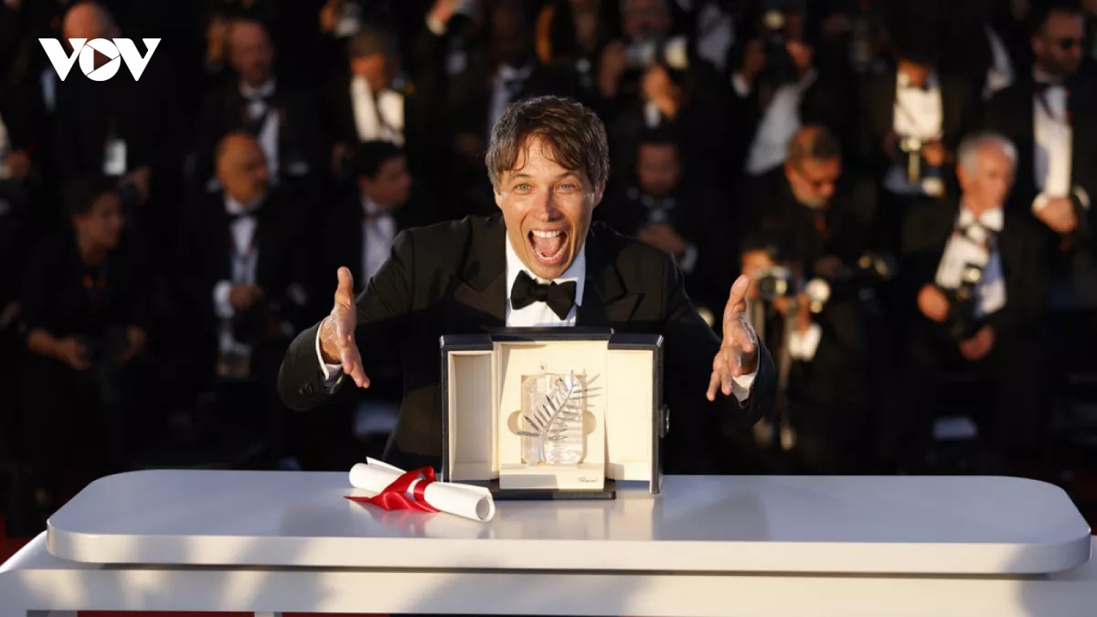 Phim về vũ nữ thoát y thắng giải Cành cọ vàng tại LHP Cannes 2024