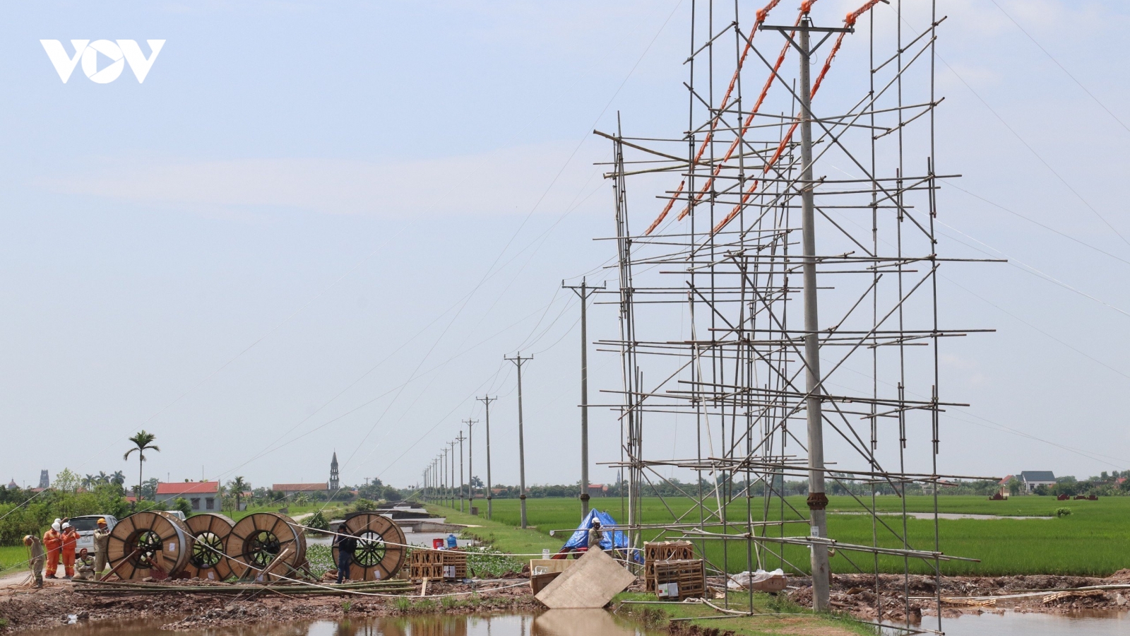 Vượt nắng kéo dây trên công trường đường dây 500kV mạch 3