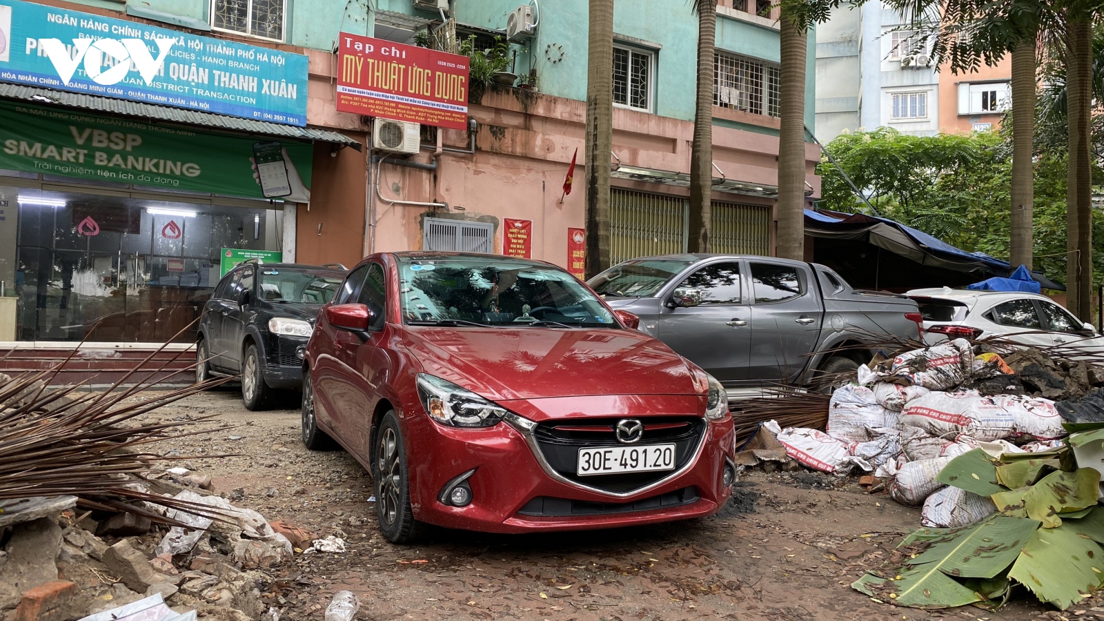 Tái diễn tình trạng xe ô tô đỗ bừa bãi vỉa hè, lòng đường ở Hà Nội