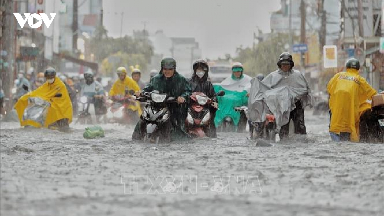 TP Hồ Chí Minh: Mưa lớn ngay giờ tan tầm, nhiều tuyến đường ngập sâu
