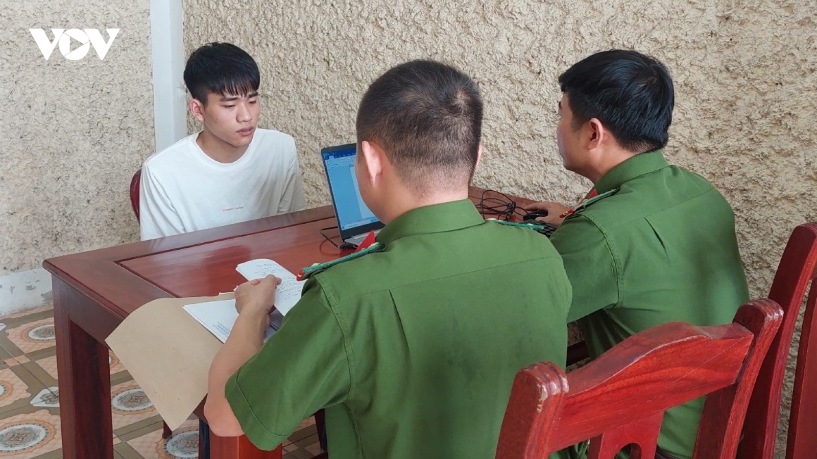 Dùng dao khống chế 2 nữ nhân viên cửa hàng điện thoại rồi cướp tài sản