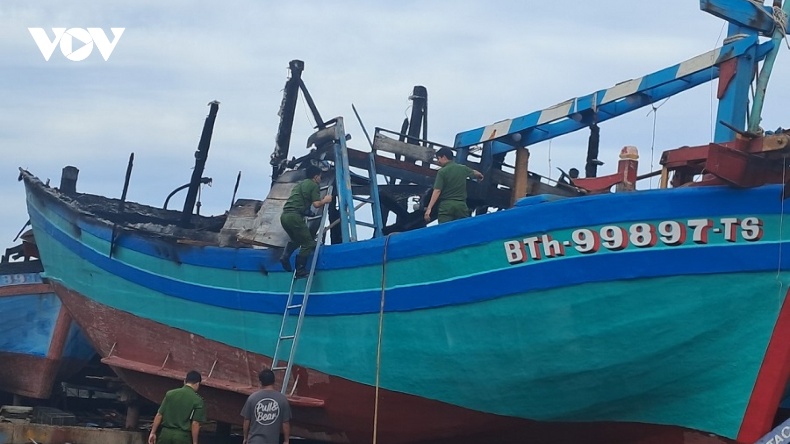 Bắt giam thợ hàn bất cẩn để lửa hàn gây cháy 11 tàu cá ở Bình Thuận