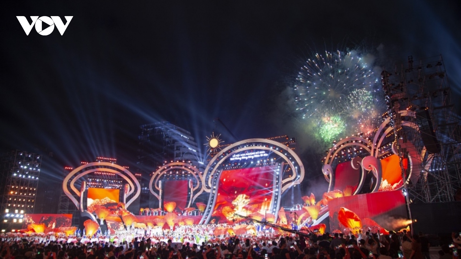Red Flamboyant Flower Festival kick-starts tourism season in Hai Phong