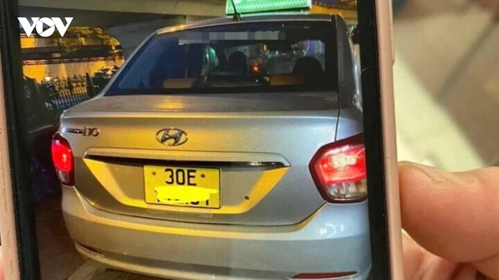 Hai khách Tây tố bị tài xế taxi "chặt chém" 500.000 đồng quãng đường 100m