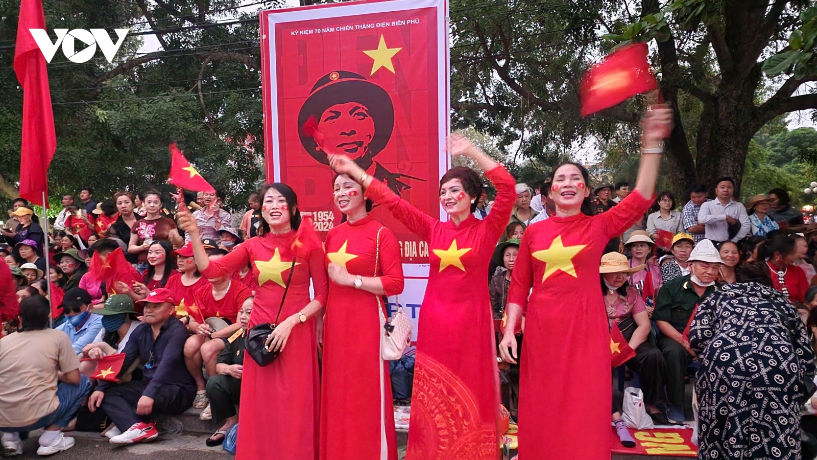 Trực tiếp: Người dân đổ ra đường chờ đón Lễ kỷ niệm 70 năm Chiến thắng Điện Biên Phủ