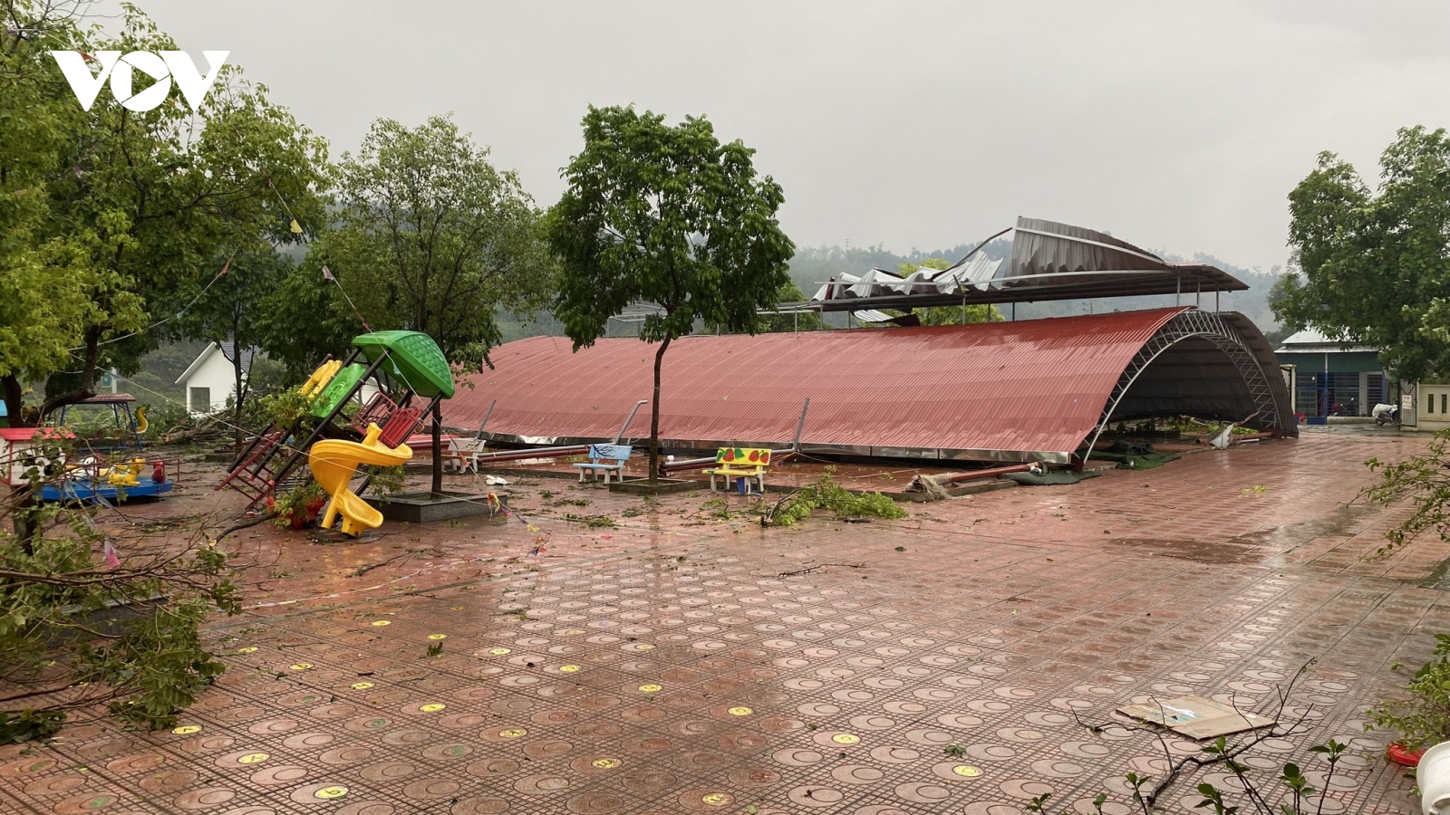 Dông lốc quật đổ loạt cây xanh ở Lào Cai, gần 170 nhà dân bị hư hại