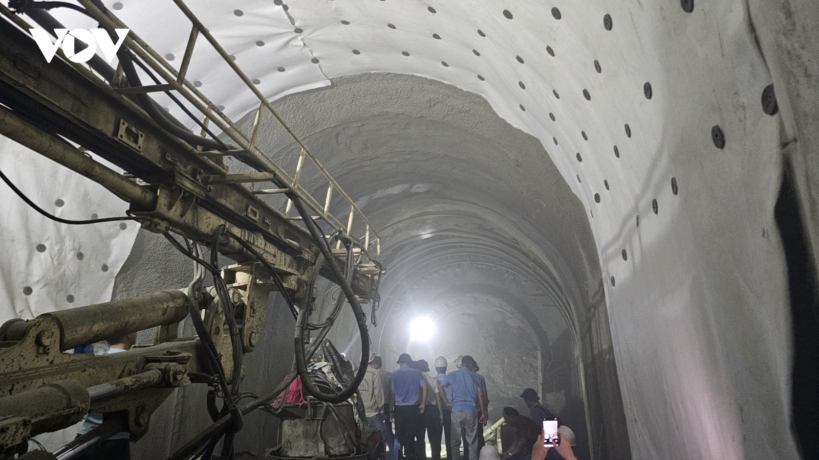 Công nhân khẩn trương khắc phục sự cố sạt lở hầm đường sắt Chí Thạnh, Phú Yên