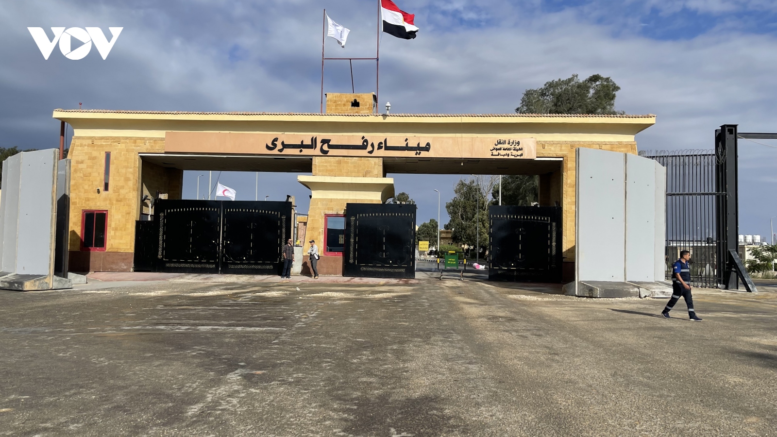 Israel chiếm cửa khẩu Rafah, hoạt động cứu trợ tê liệt