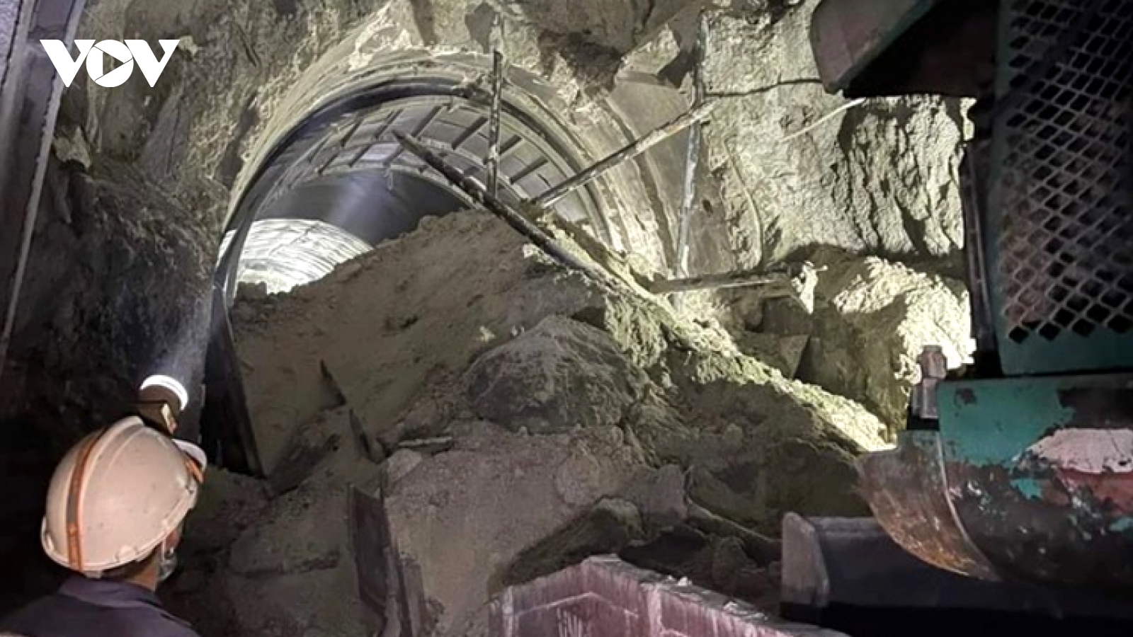 Another railway tunnel collapse paralyzes North-South rail service