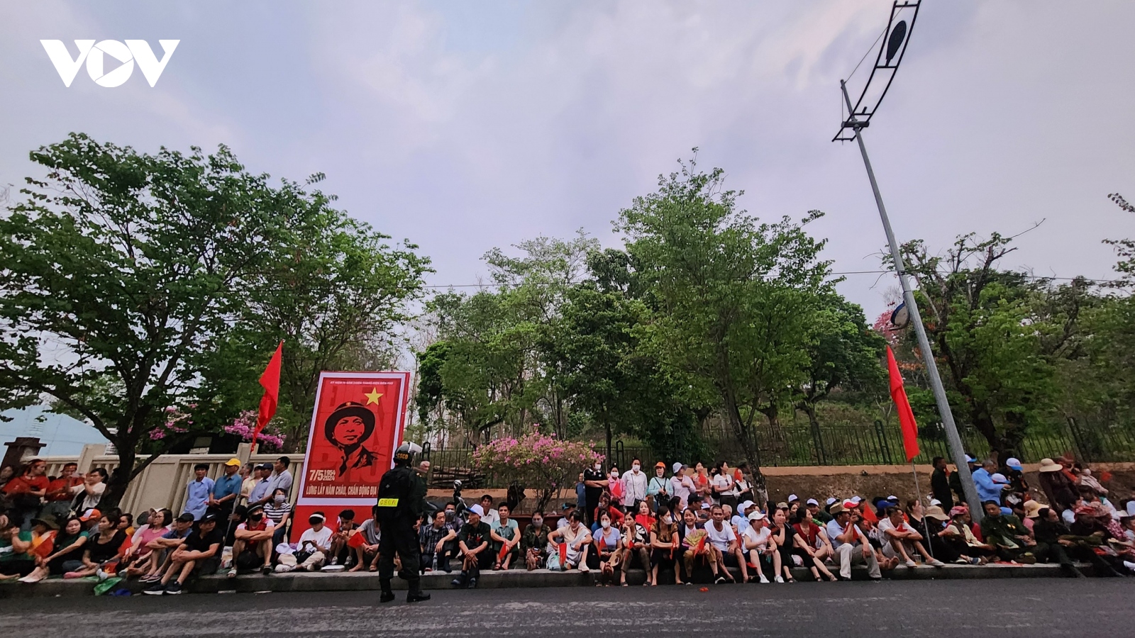 Trực tiếp: Người dân đổ ra đường chờ đón lễ kỷ niệm 70 năm Chiến thắng Điện Biên Phủ