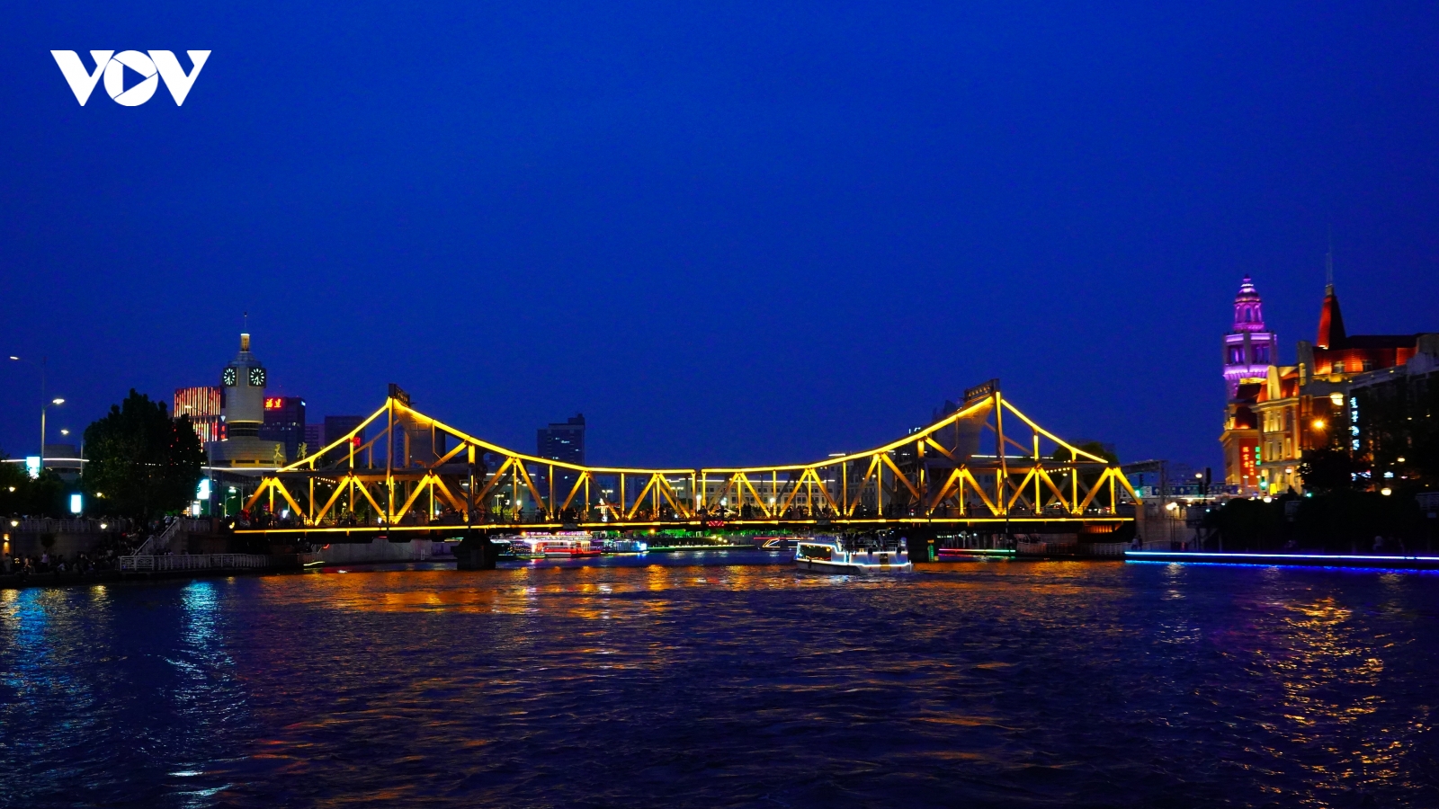 Du ngoạn trên sông về đêm ở Thiên Tân, Trung Quốc