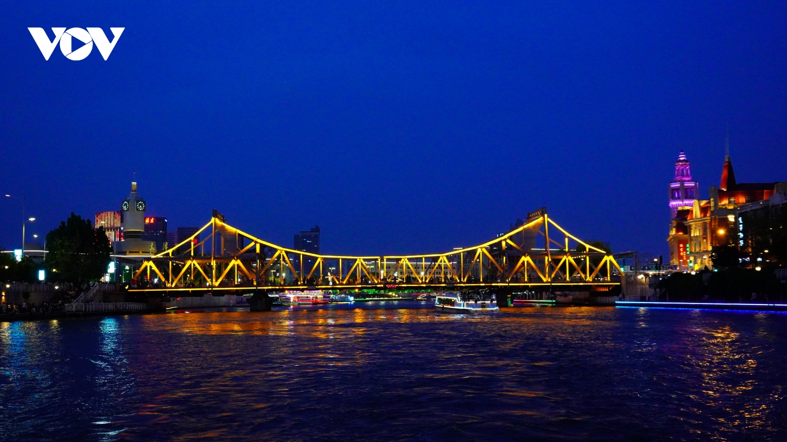 Du ngoạn trên sông về đêm ở Thiên Tân, Trung Quốc