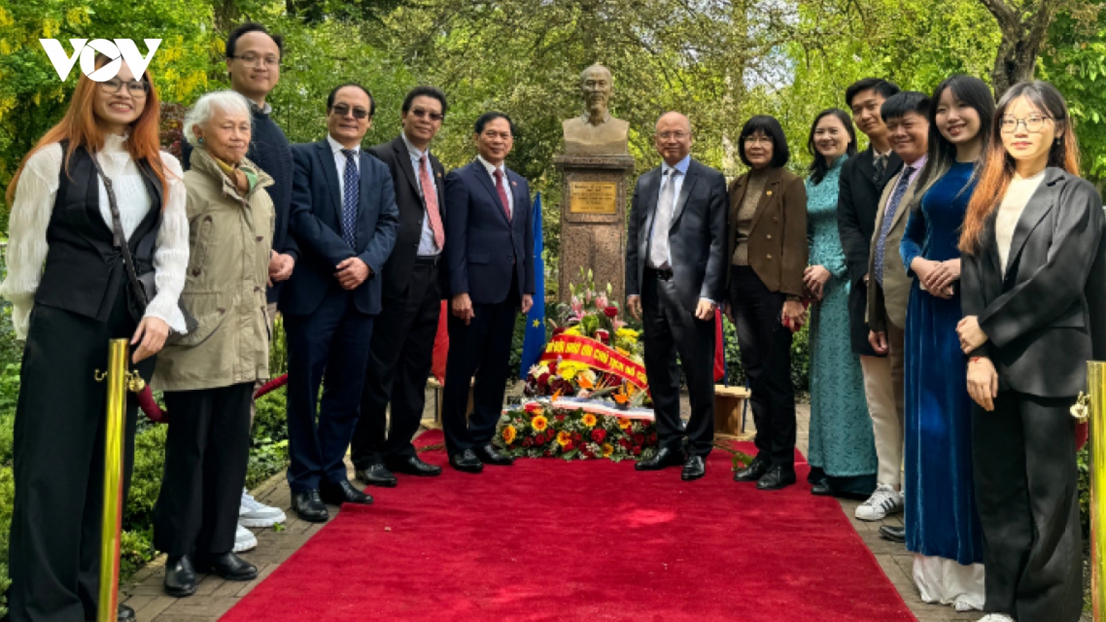 FM Son pays tribute to President Ho Chi Minh in Montreuil