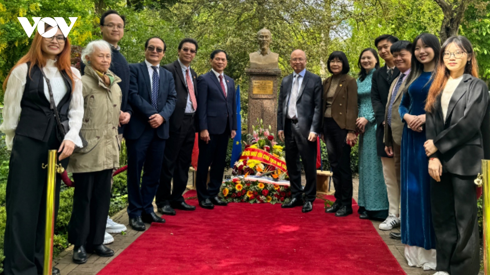 FM Son pays tribute to President Ho Chi Minh in Montreuil