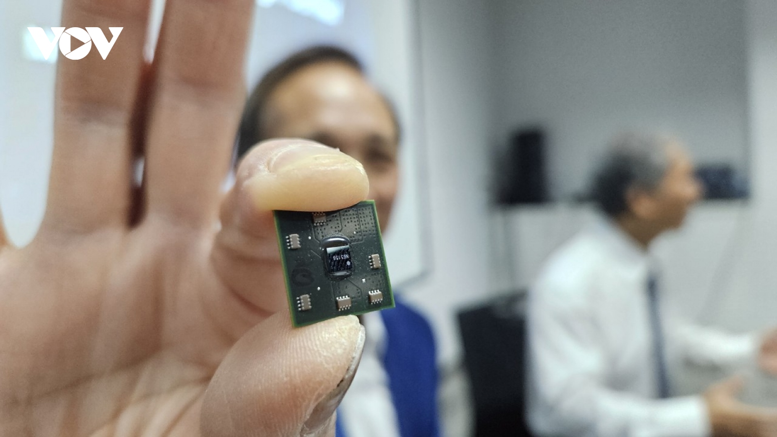 Nova 2 - con chip mang dấu ấn kỹ sư Việt