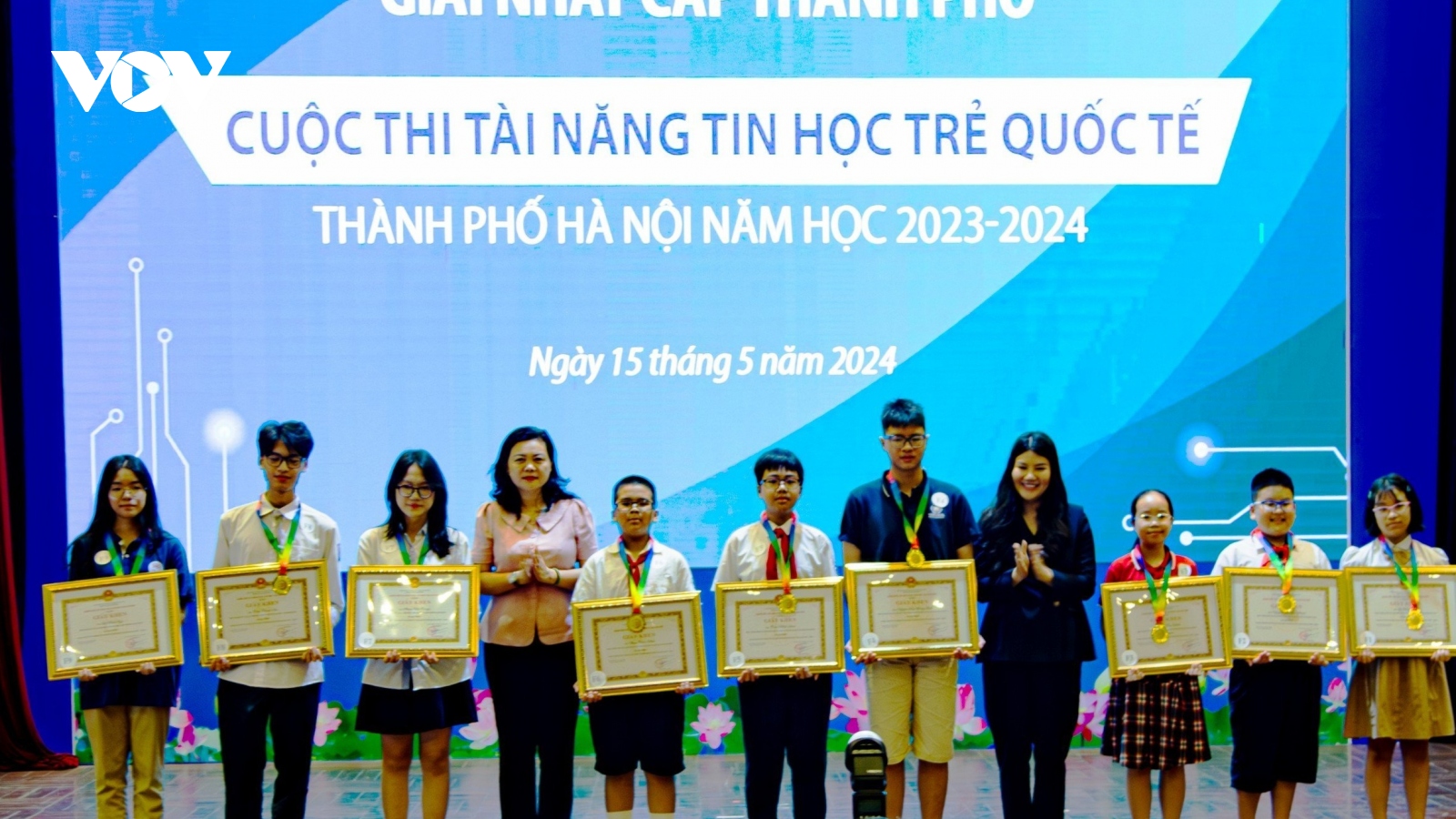 Chín thí sinh đoạt giải Nhất cuộc thi tài năng Tin học trẻ quốc tế -TP Hà Nội