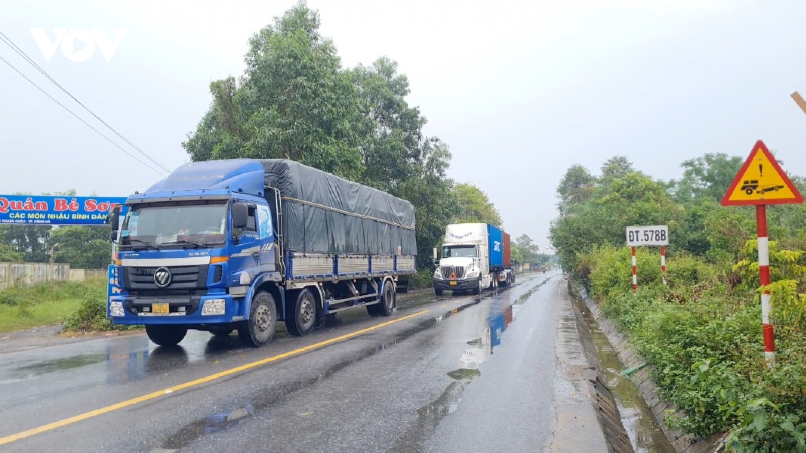 Cấm xe vào cao tốc Cam Lộ-La Sơn: Nhiều xe né trạm thu phí, đi vào đường tỉnh