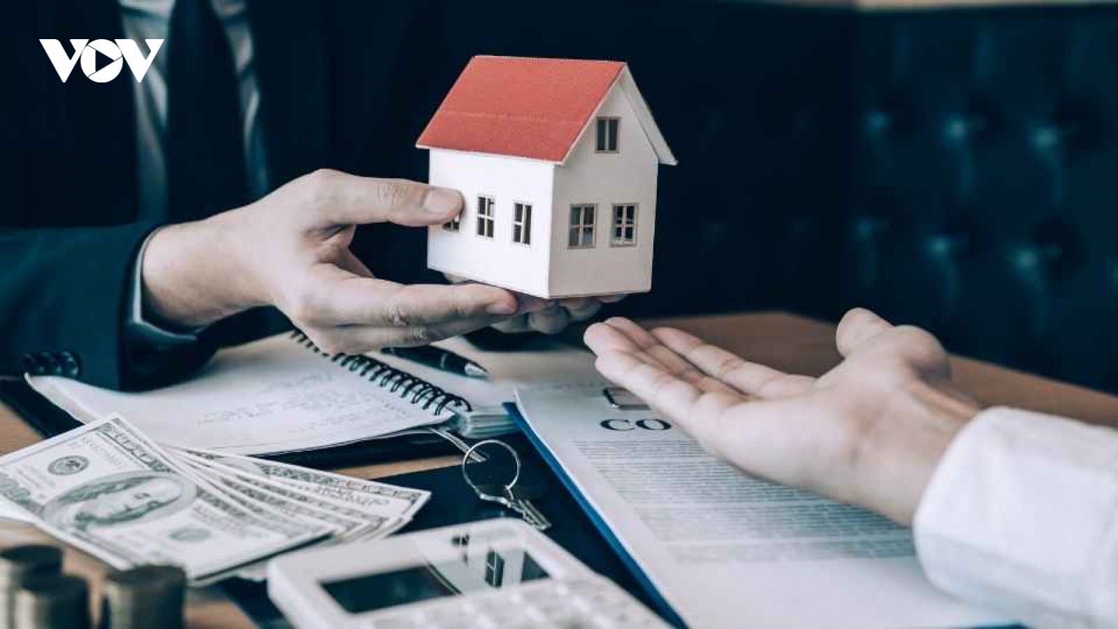 Chồng khăng khăng đòi ly hôn để bán đất chia tiền