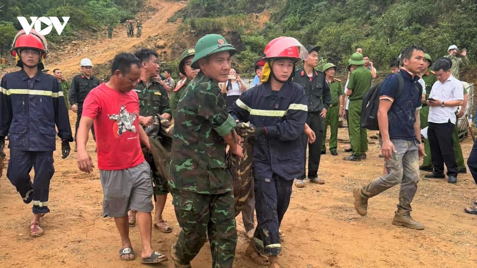 Hà Tĩnh: Sạt lở đất vùi lấp nhiều công nhân, 3 người tử vong