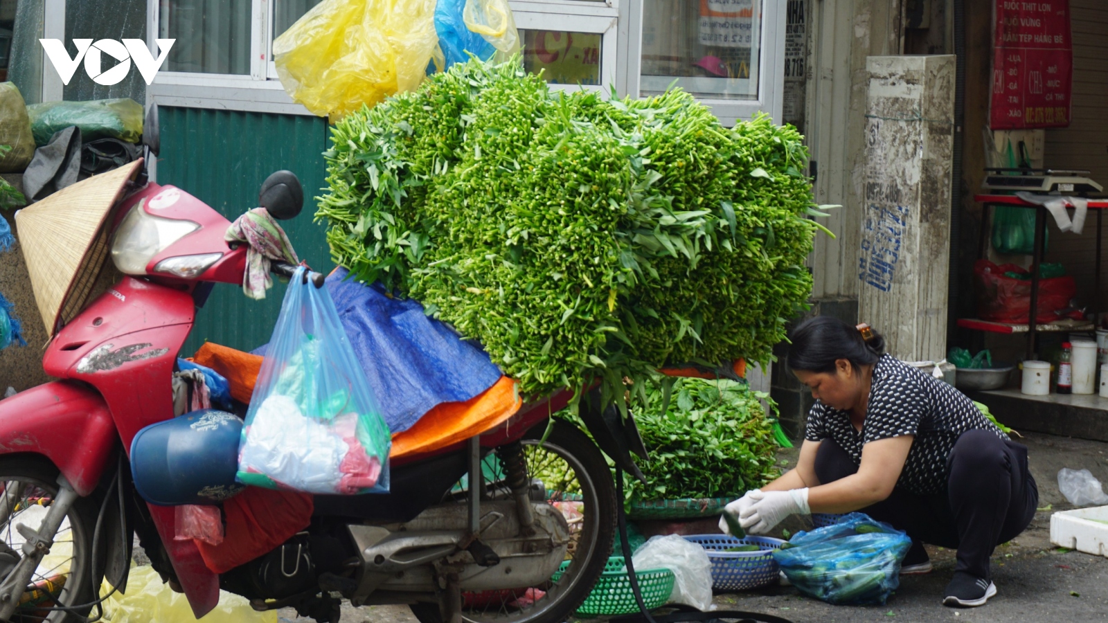 Giá thực phẩm tăng cao, người tiêu dùng “bấm bụng” chi tiêu