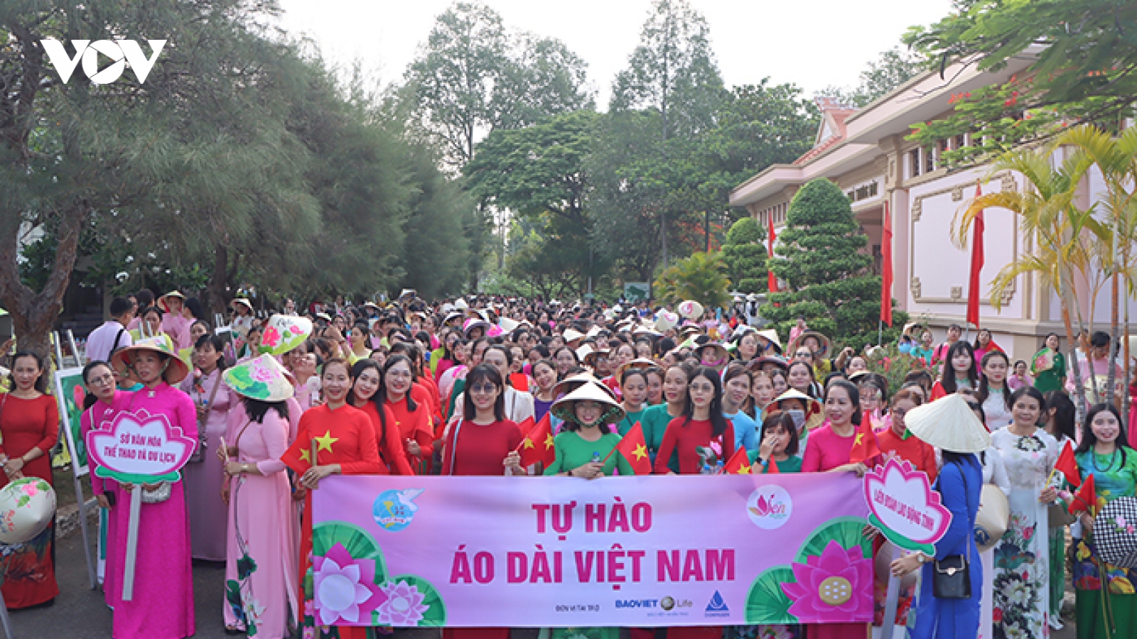 Hơn 5.500 phụ nữ Đồng Tháp duyên dáng trong tà áo dài
