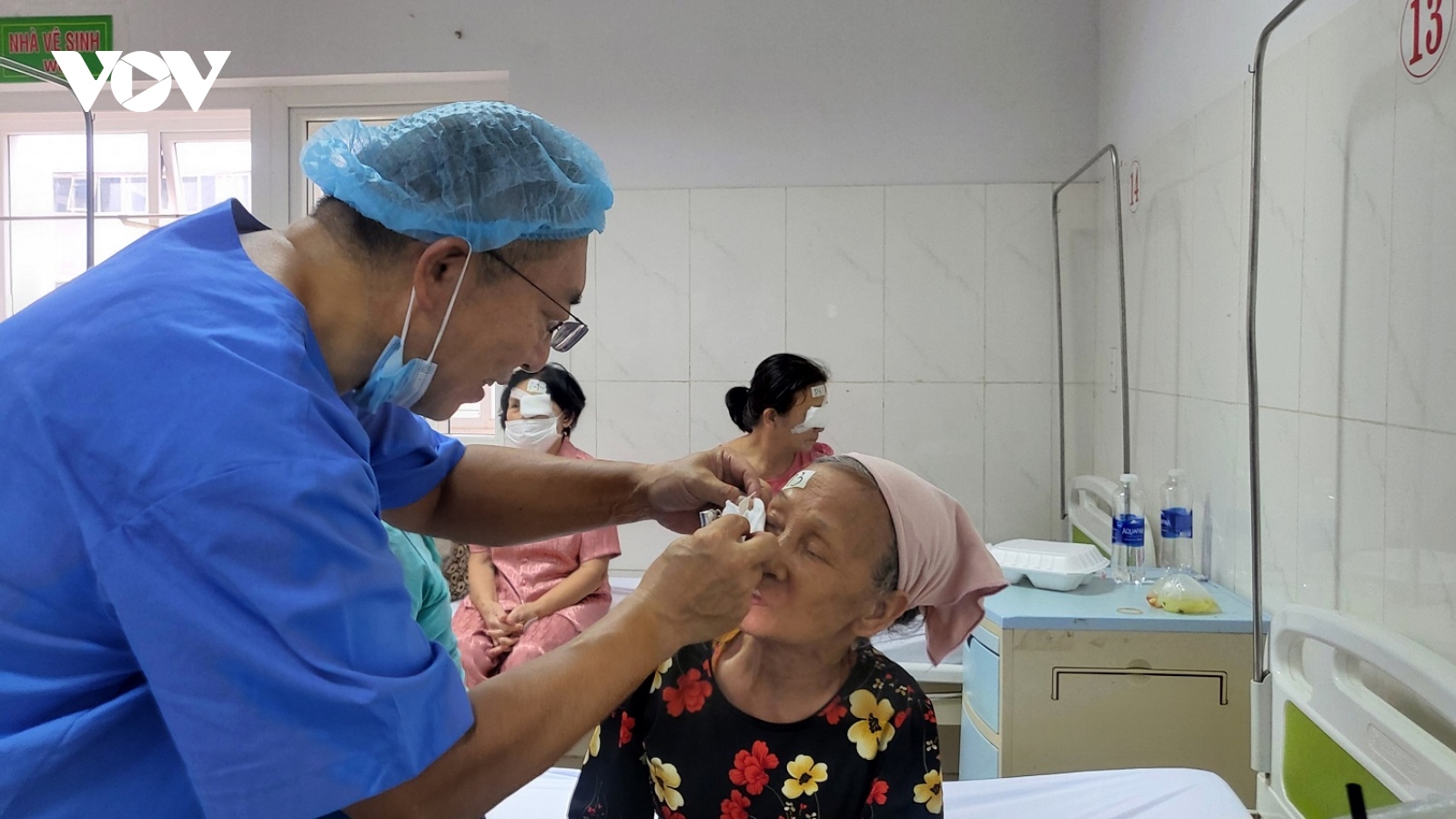 Khám, phẫu thuật mắt miễn phí cho gần 200 bệnh nhân ở Đắk Lắk