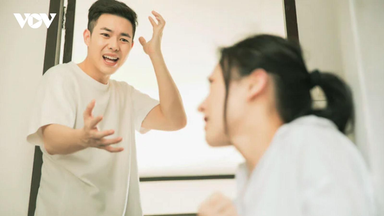 ''Lột'' sạch tiền chồng - kiểu bạo hành ưa thích của nhiều bà vợ Việt