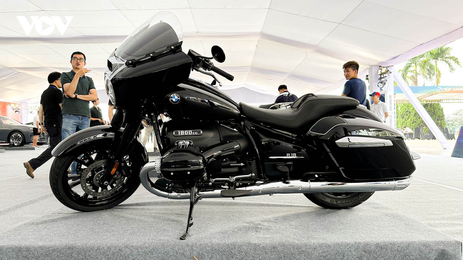 Khám phá BMW R18, xế "khủng" mạnh hơn xe ô tô hạng A, ngang giá sedan hạng D