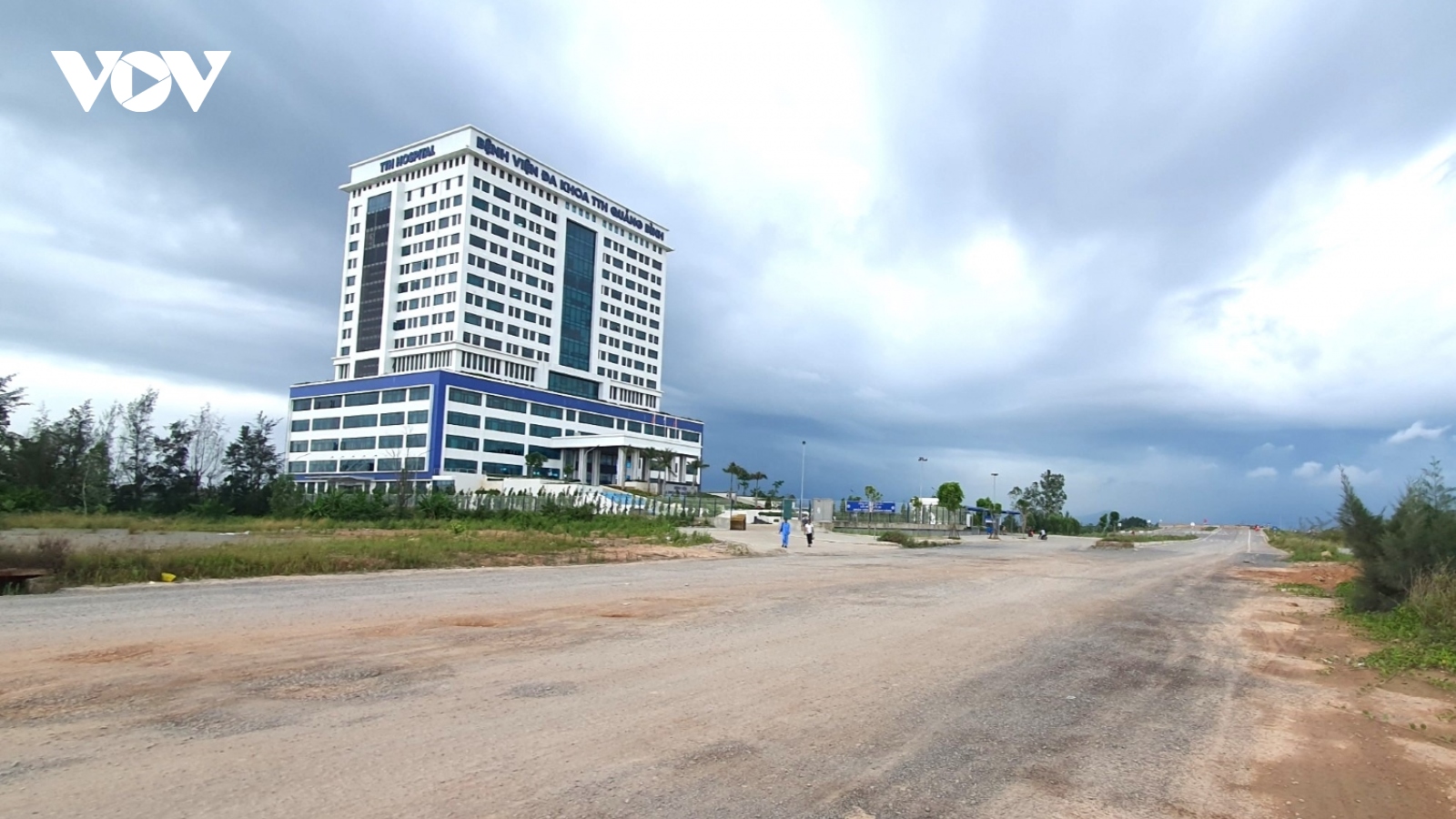 Tháo dỡ hàng rào chắn ngang lối vào Bệnh viện đa khoa TTH Quảng Bình