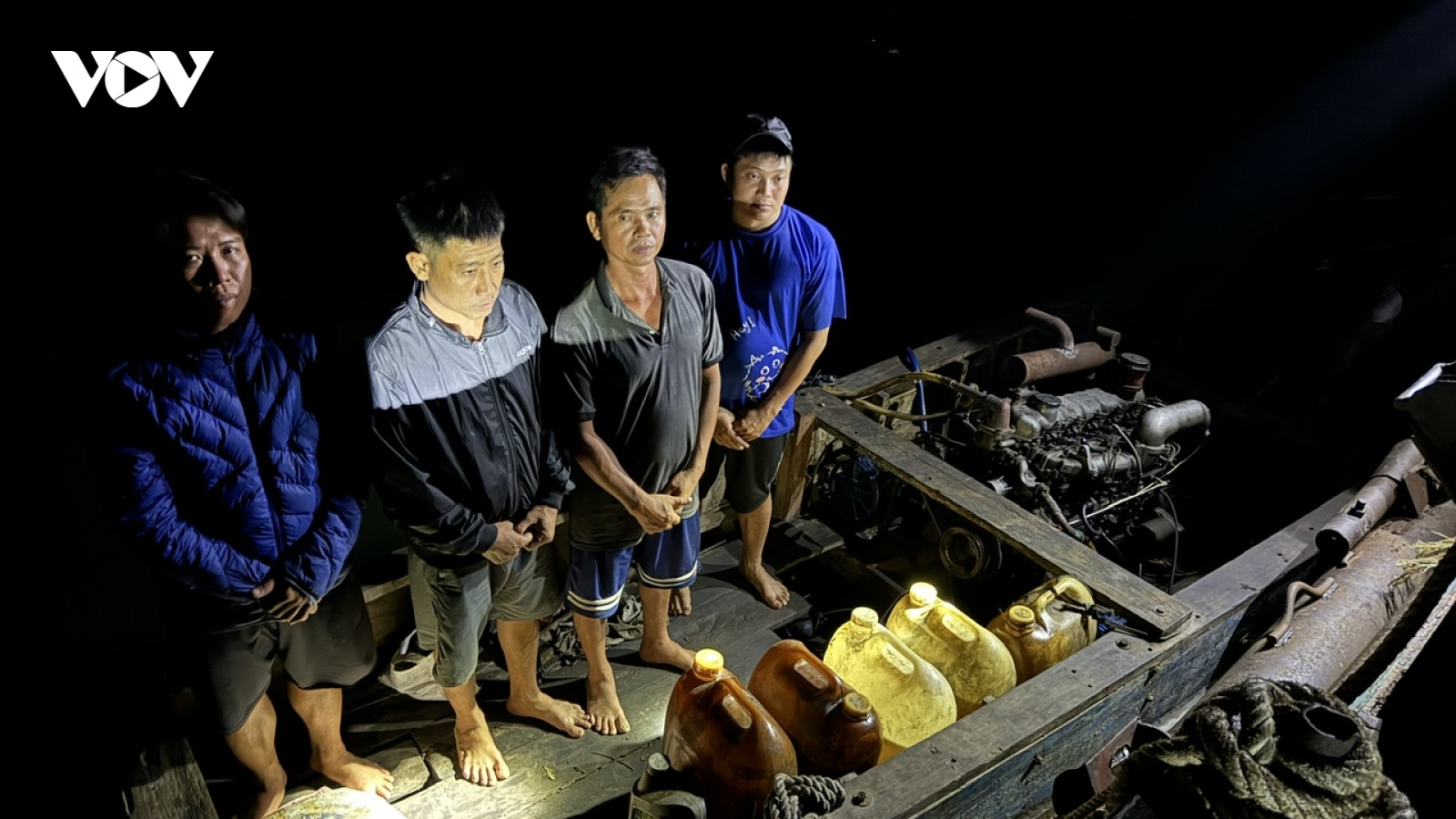 Bắt quả tang “người nhái” lặn tìm nguồn cát để bơm hút trái phép
