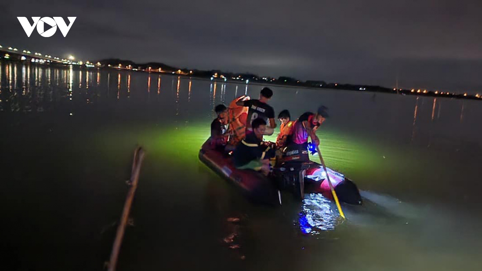 Tìm kiếm một phụ nữ mất tích trên sông Trà Khúc, Quảng Ngãi
