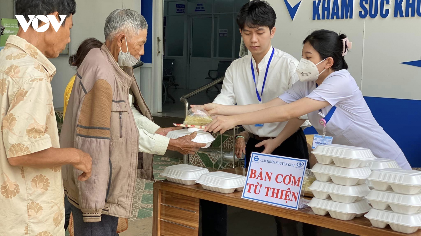 Những bữa cơm ấm lòng người nghèo ở phố núi Pleiku