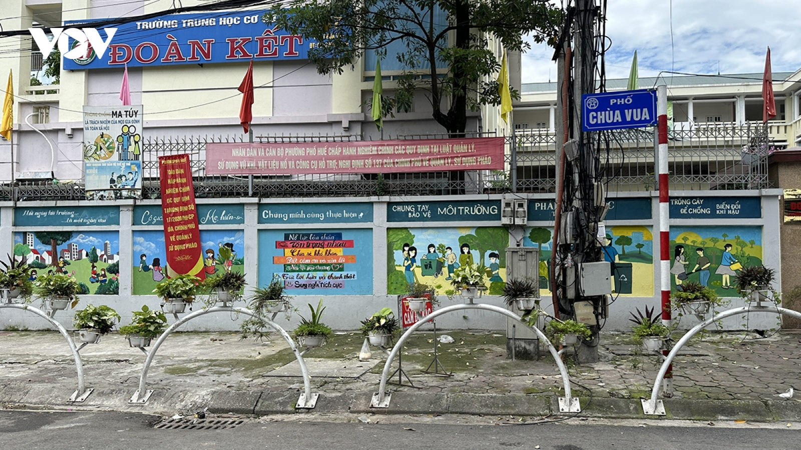 Hàng loạt điểm đen chân rác đường phố Hà Nội bị xóa sổ nhờ cách làm này