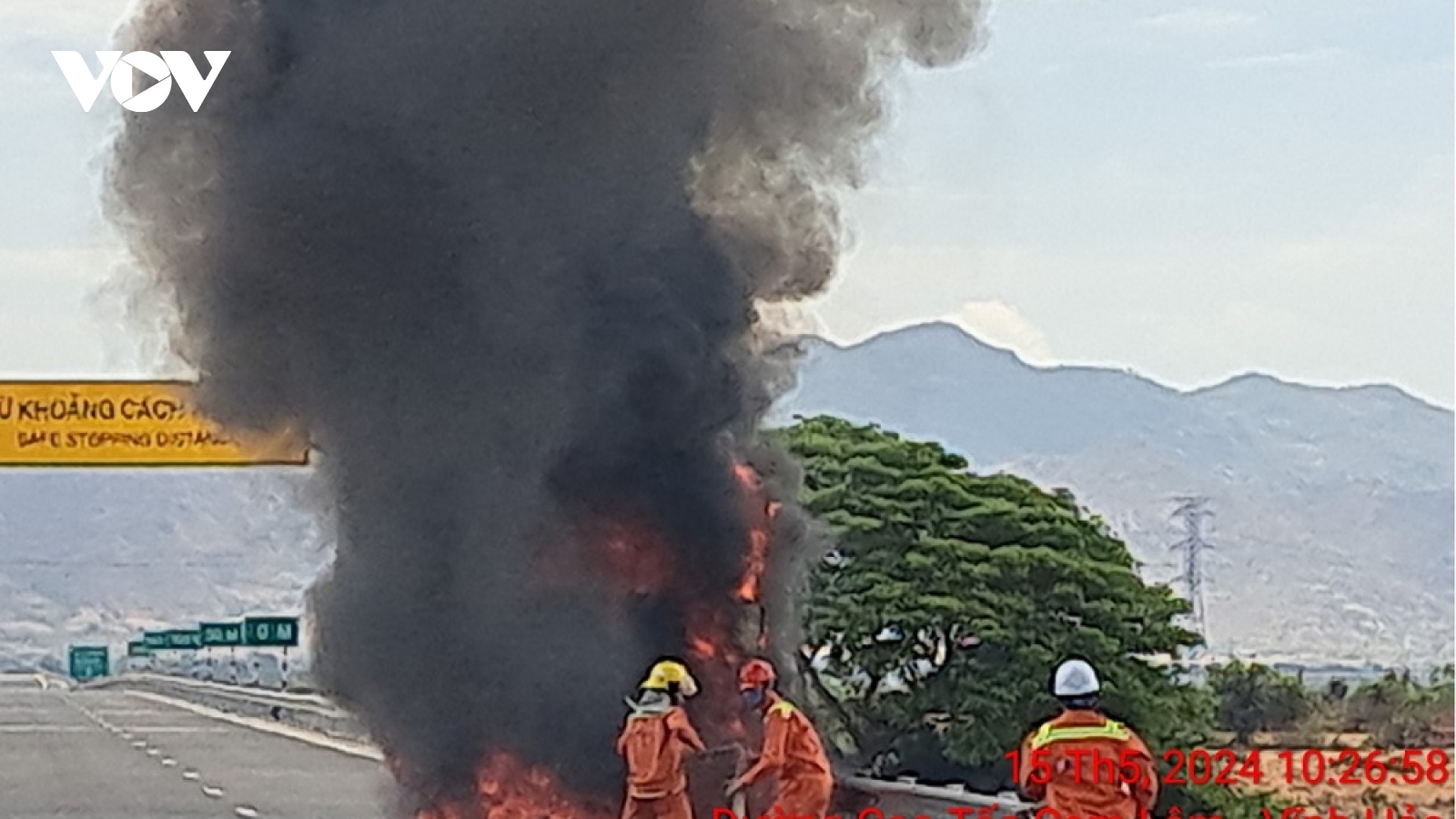 Xe tải cháy trơ khung trên cao tốc Cam Lâm – Vĩnh Hảo