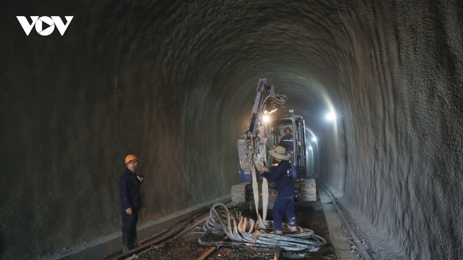 Huy động nhiều chuyên gia, thiết bị khắc phục sạt lở hầm đường sắt Chí Thạnh