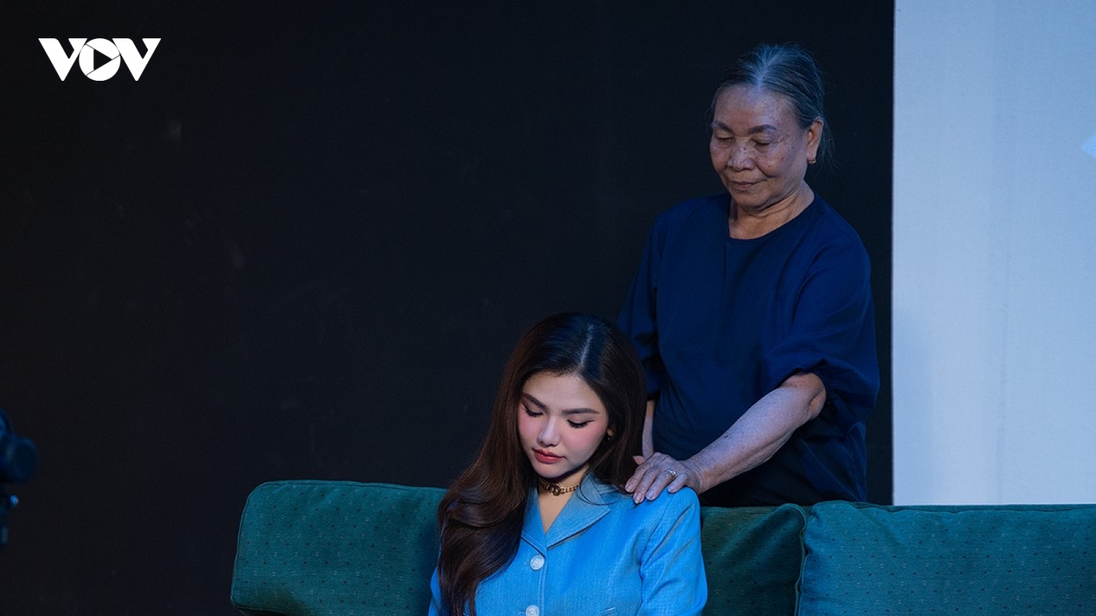 Bà ngoại của Myra Trần trở thành diễn viên chính trong MV "Mẹ ơi"