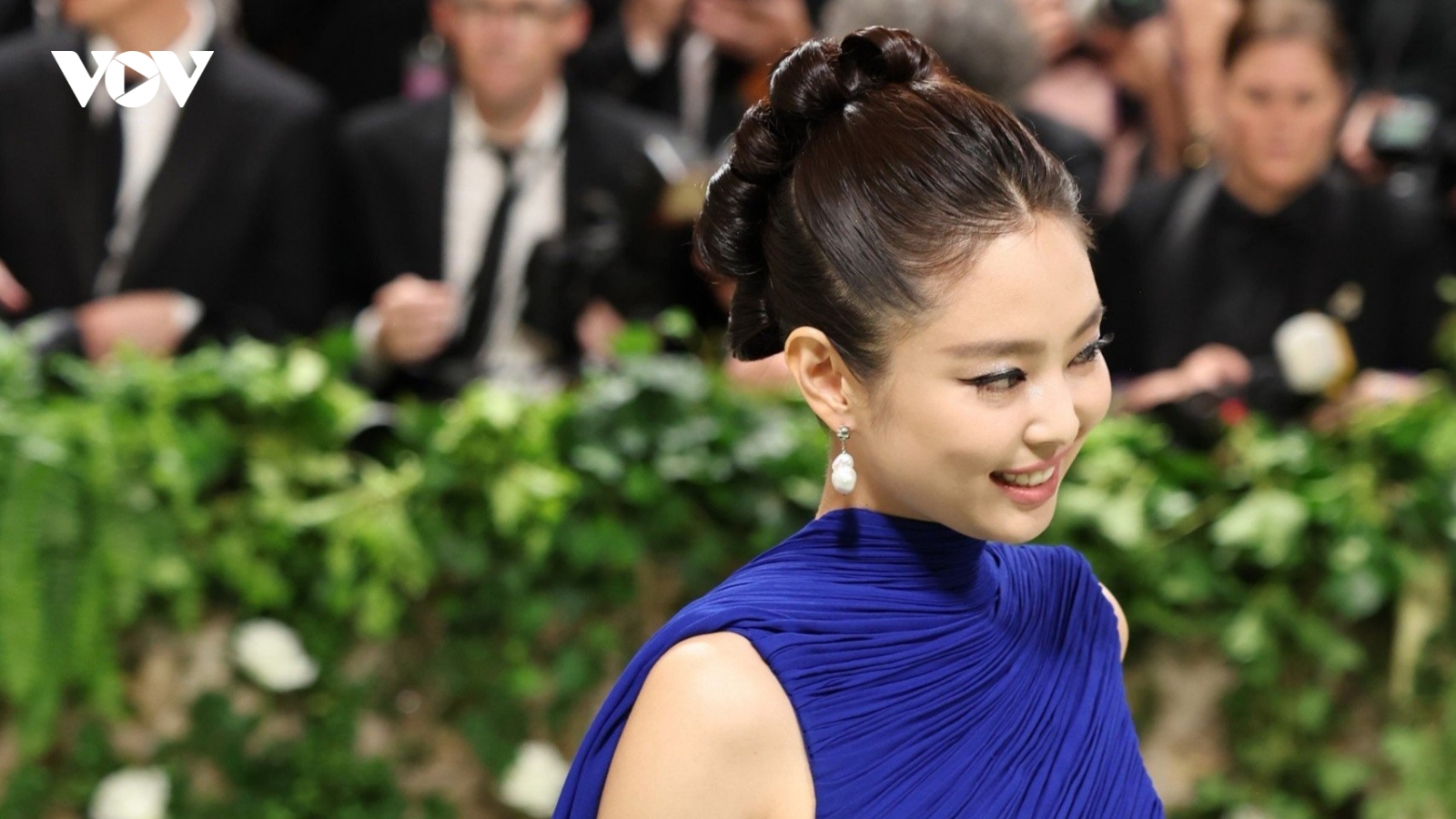 Jennie (BLACKPINK) diện trang phục cắt xẻ táo bạo đến Met Gala 2024