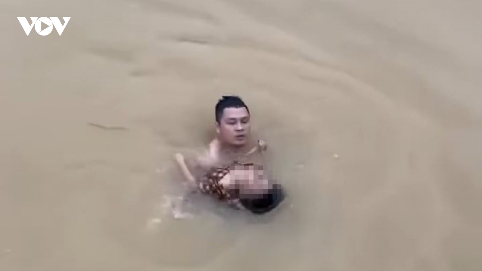 Thanh niên lao xuống sông cứu sống bé gái 7 tuổi bị đuối nước