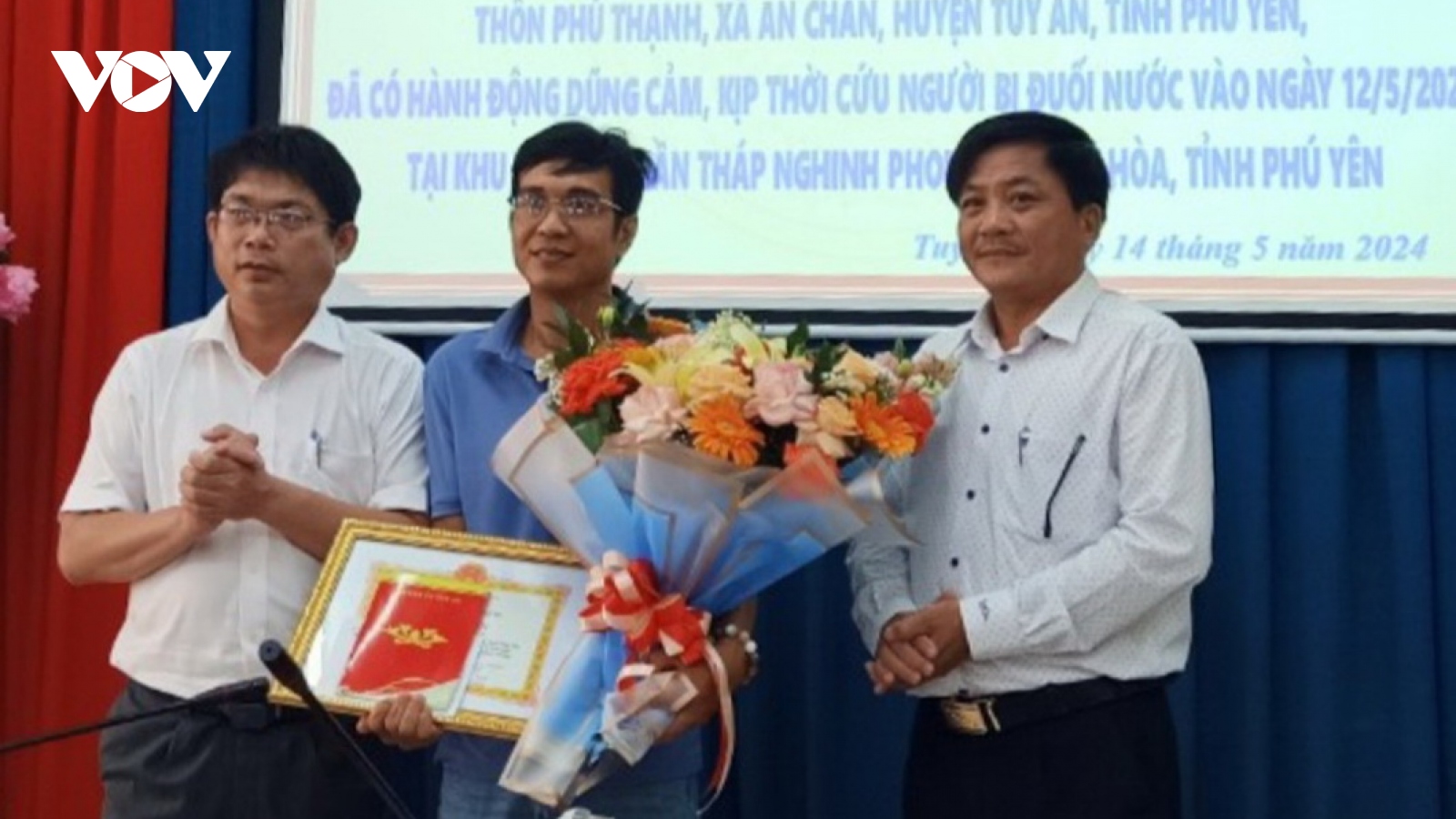 Khen thưởng thanh niên dũng cảm cứu người đuối nước ở Phú Yên