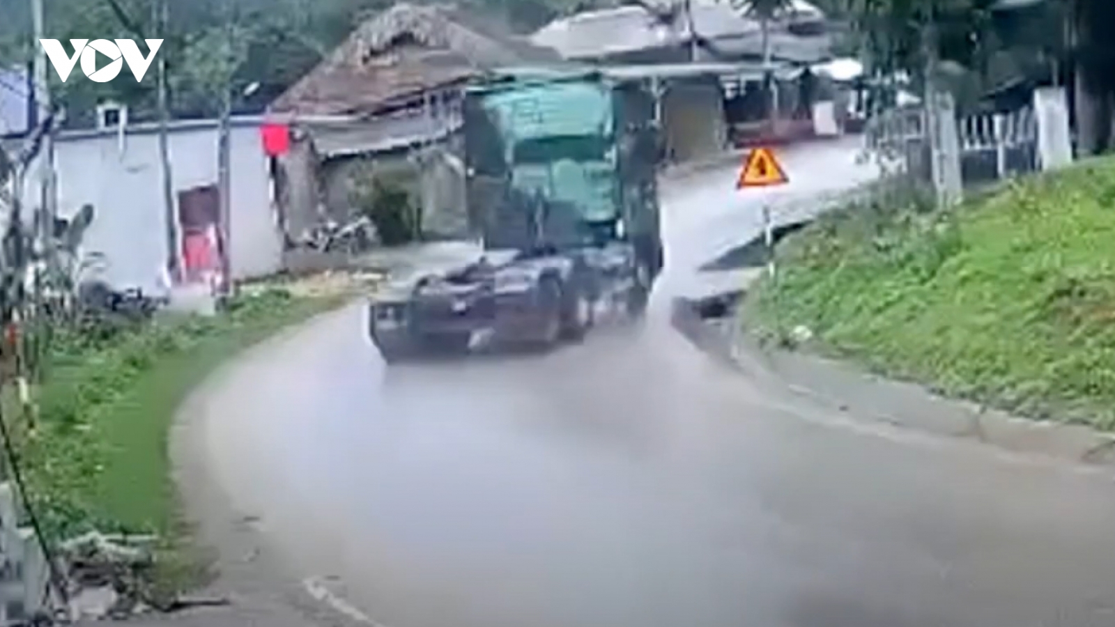 Đường trơn, xe đầu kéo chạy tốc độ cao lao vào nhà dân