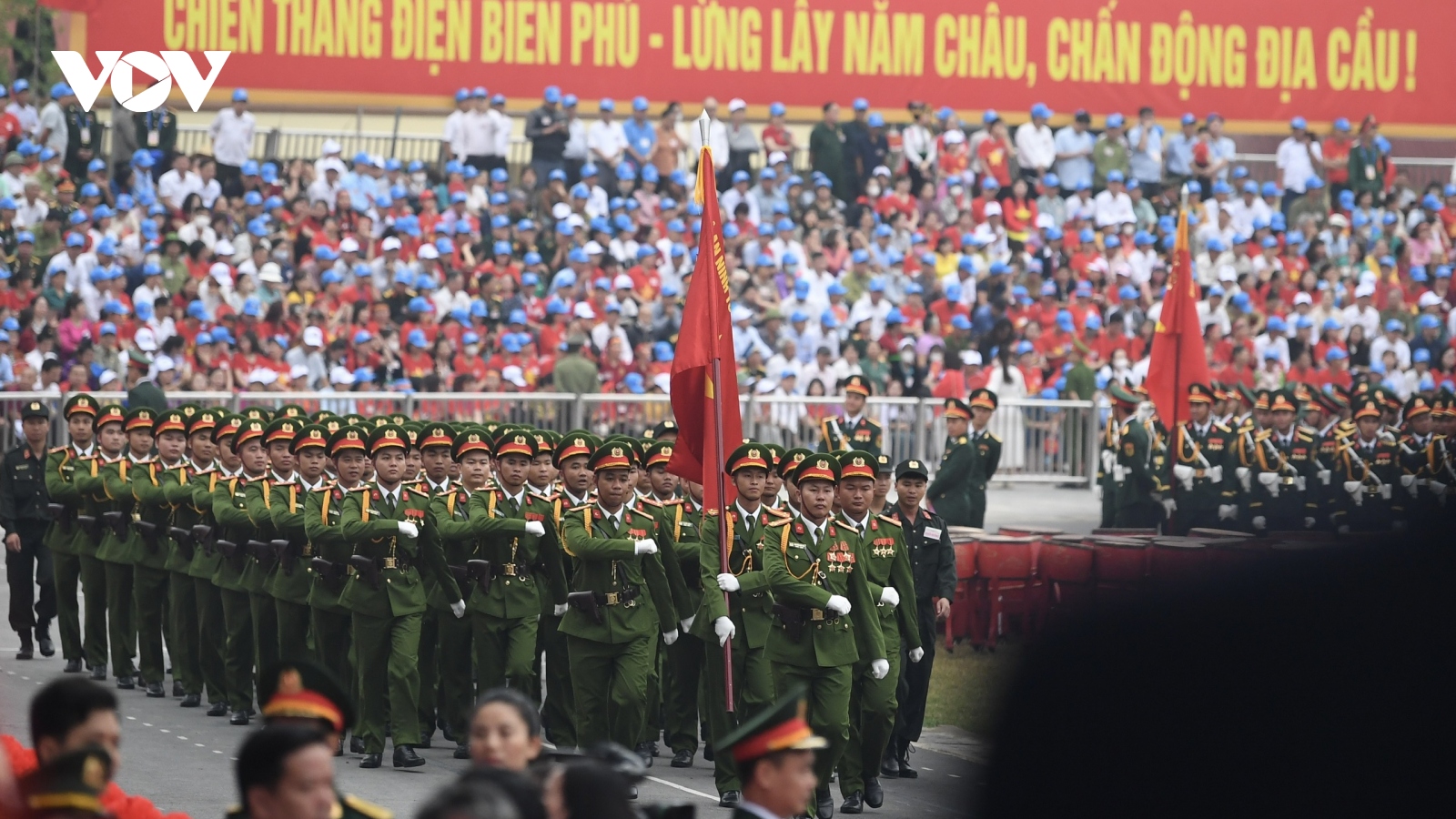 Các khối diễu binh, diễu hành đã sẵn sàng trên sân vận động tỉnh Điện Biên